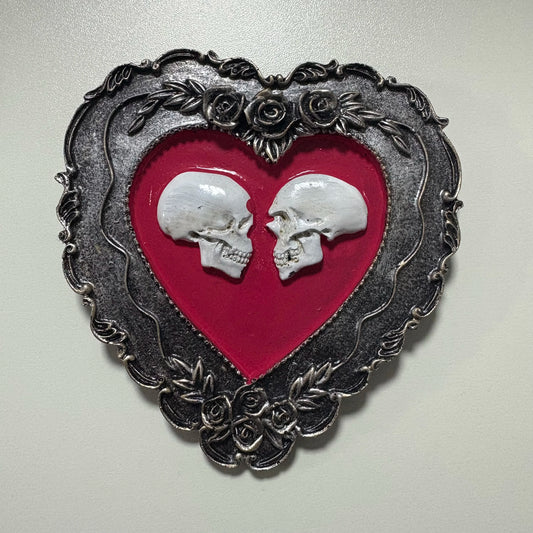 Heart-Shaped True Love Skull Ornament – Framed Miniature Skeleton Decoration for Halloween & Gothic Decor